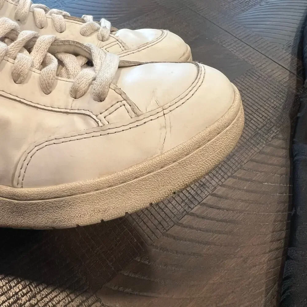 Veja 12 leather